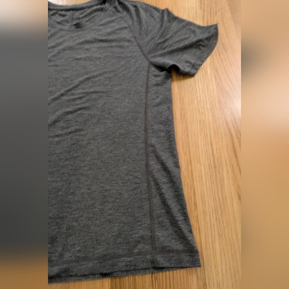 Lululemon Protean Men's Active Short T-shirt Tee Size S Dark Gray Performance - Picture 5 of 10